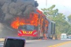 波哥大新的千年运输公司巴士在行驶中着火
