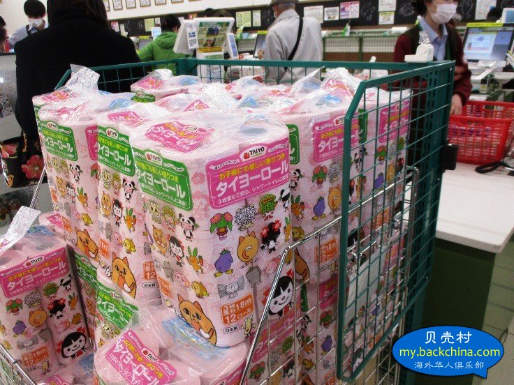 日本全国紧急状态前戴上口罩去超市