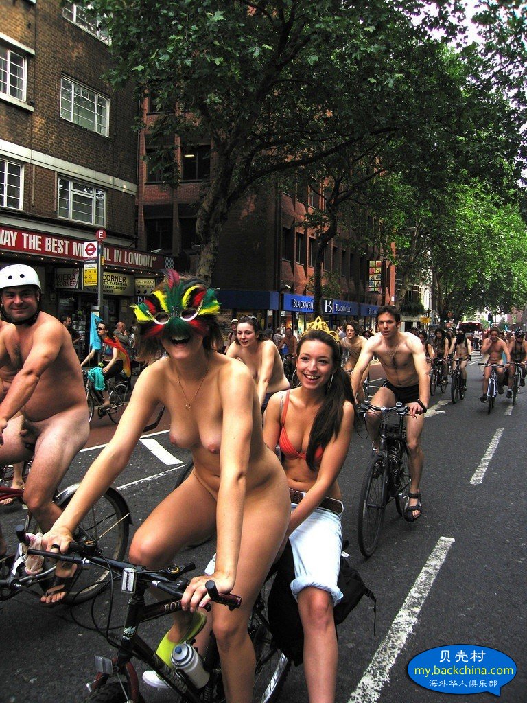 伦敦秀“裸骑自行车”令人眼福大饱