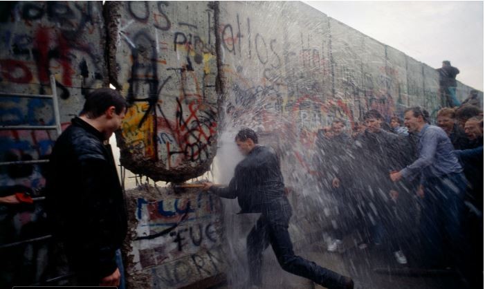 34年前, 柏林墙一夜倒塌的联想