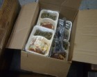 遗弃在地铁站台上的一箱盒饭