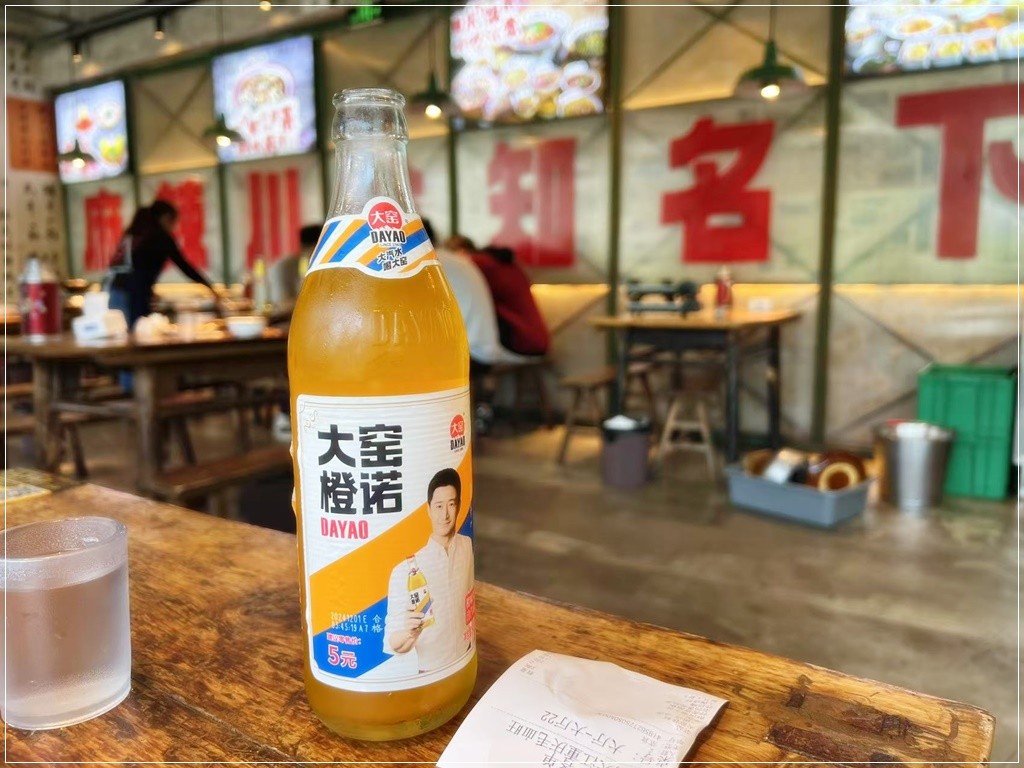 2025/5/5 一，成都街边小餐厅，终于吃上了传说中的猪拱嘴，墙上贴满了至理名言