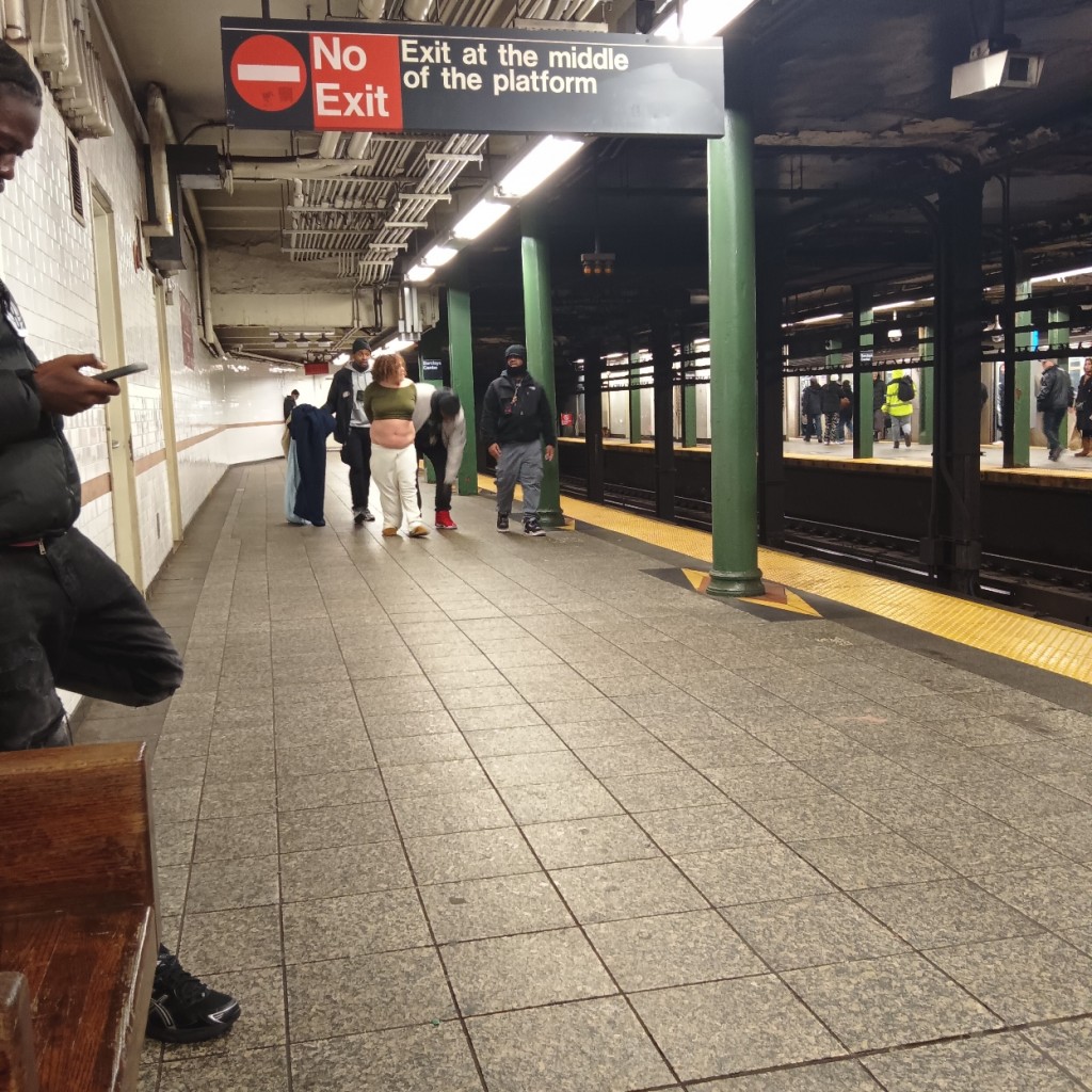 见三个便衣警察在地铁里抓捕一个墨妇