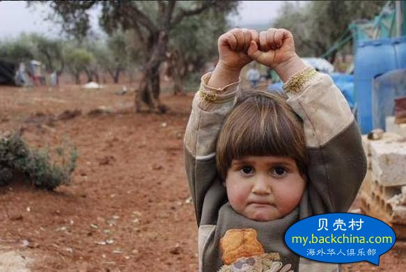 叙利亚女童把相机当武器：满眼恐惧举手投降ZT