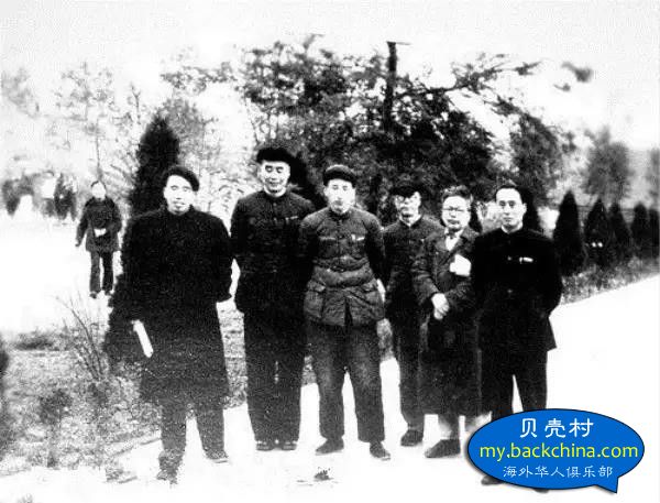 1954年，吳宓（右三）與西南師院同事合影。.jpg